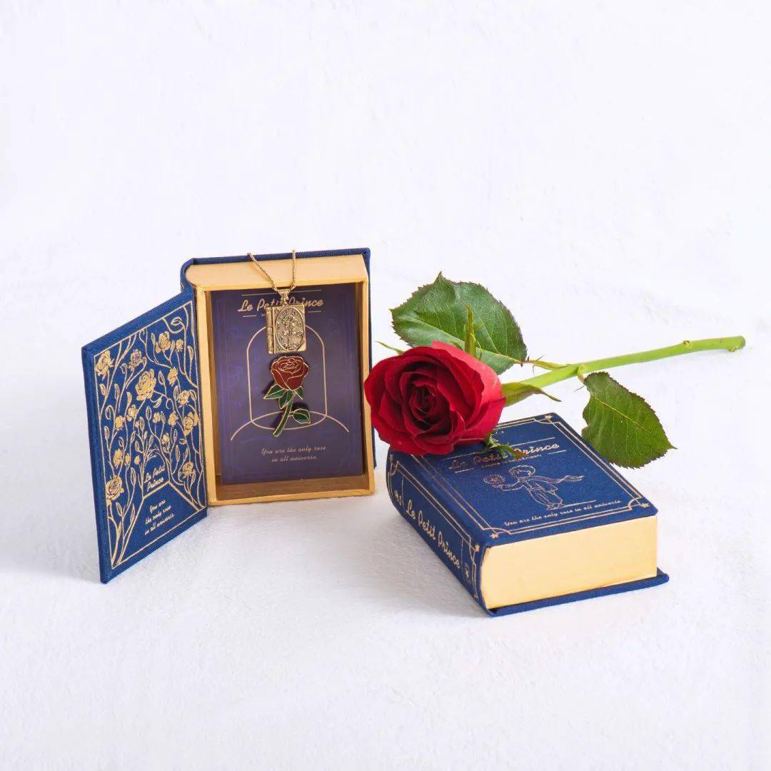 打开书型项链,内有一张纸条,你可以将自己的独特心意写在上面,向对方