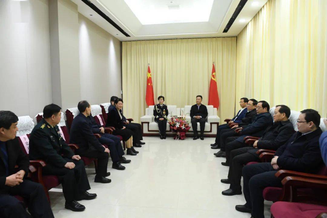 杨青玖会见平安中国建设先进集体代表