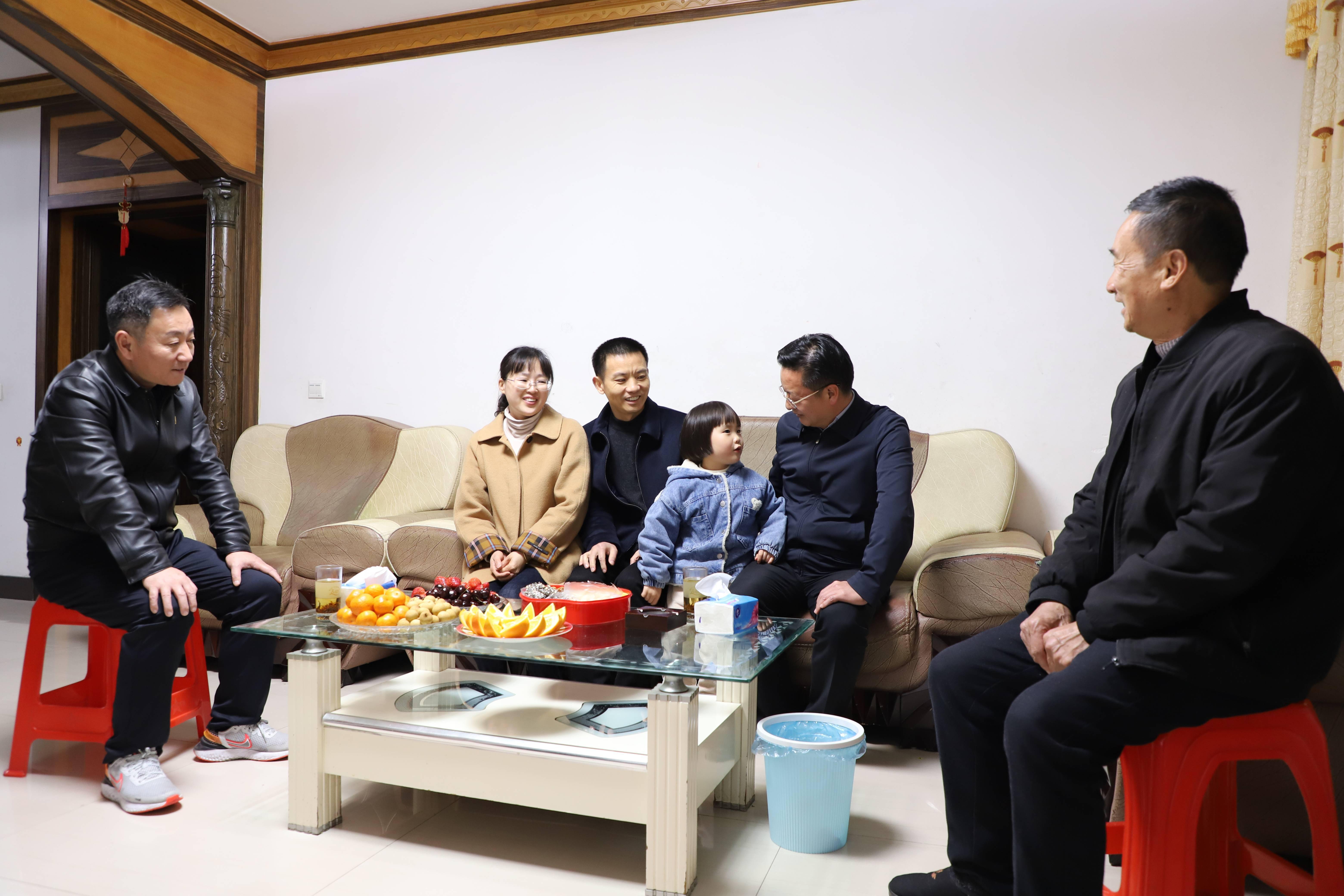 叶峰深入部分领导干部家中开展政治家访_家属_家庭_全县