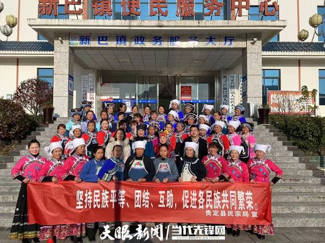 12月19日,在结束为期七天的民族刺绣技艺培训后,参训的贵定县新巴镇