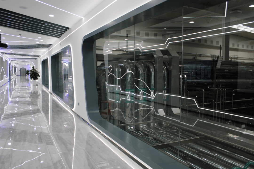 公司二楼是由透明玻璃组成的参观走廊,智能中控室,生产车间,检验室等