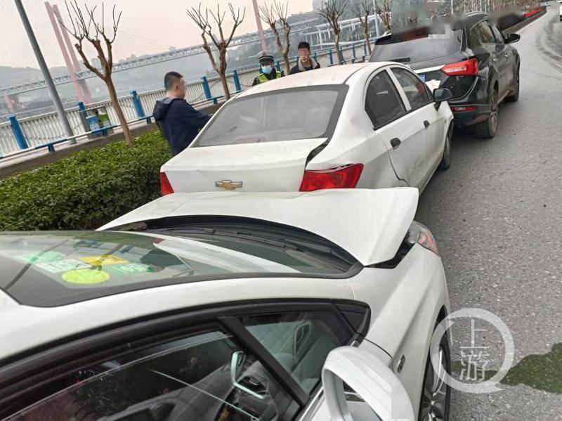 这个司机低头取资料连撞三辆车