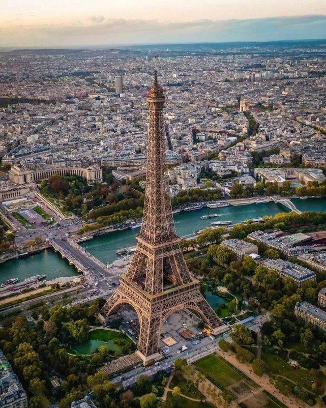 巴黎铁塔俯视图图片