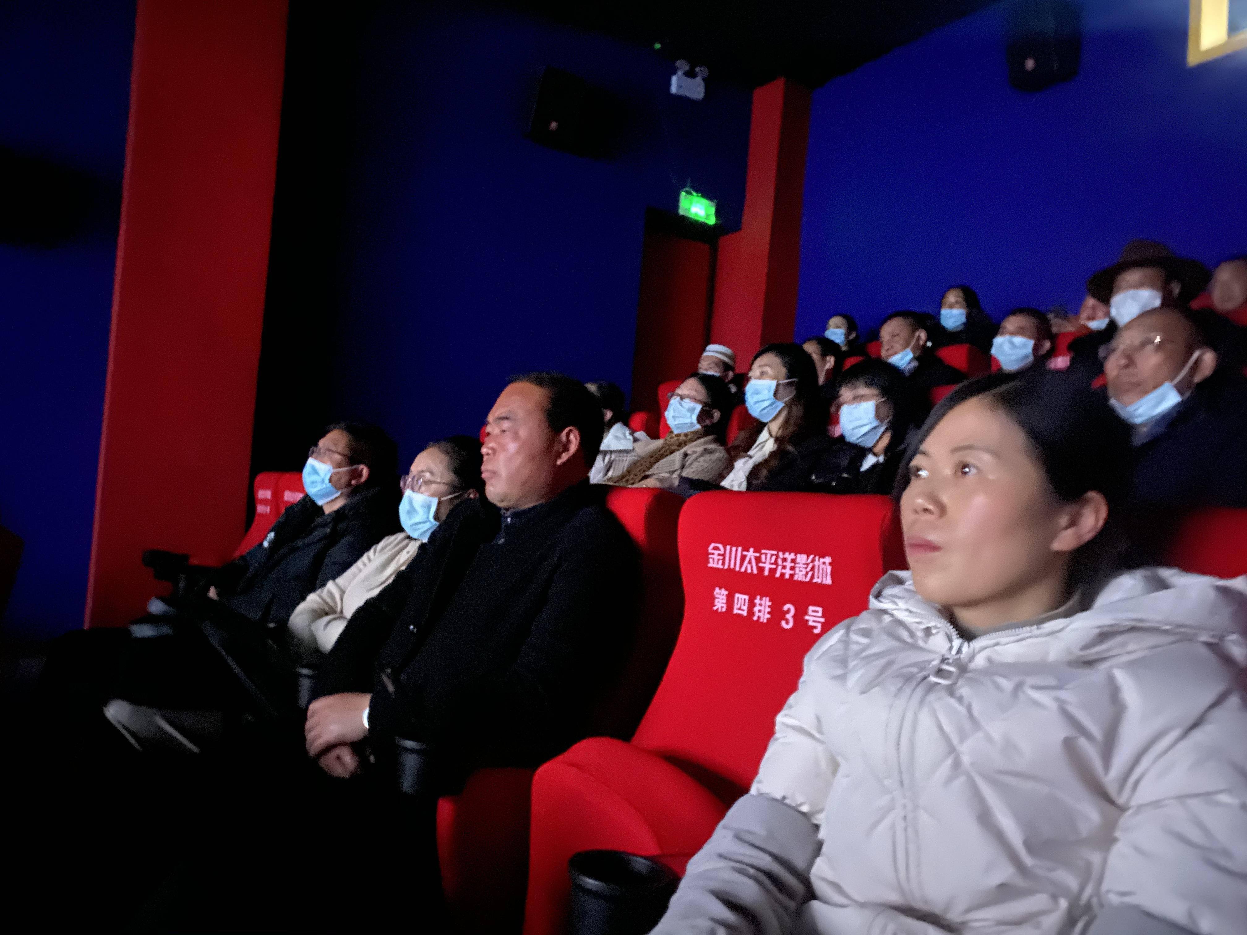 金川县干部群众积极观看电影《跨过鸭绿江》_革命_精神_志愿军