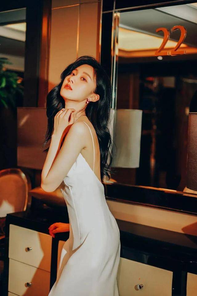 王子璇一袭白色礼服大气性感明艳照人