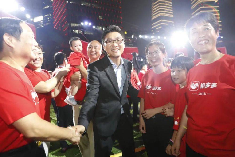 2006年段永平和巴菲特吃饭的时候带了黄峥一起去,并在黄峥创业时参与