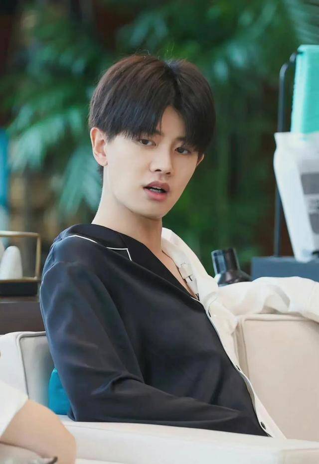 男明星顺毛造型依旧颜值逆天?王一博任嘉伦奶呼呼,龚俊像小王子_发型_