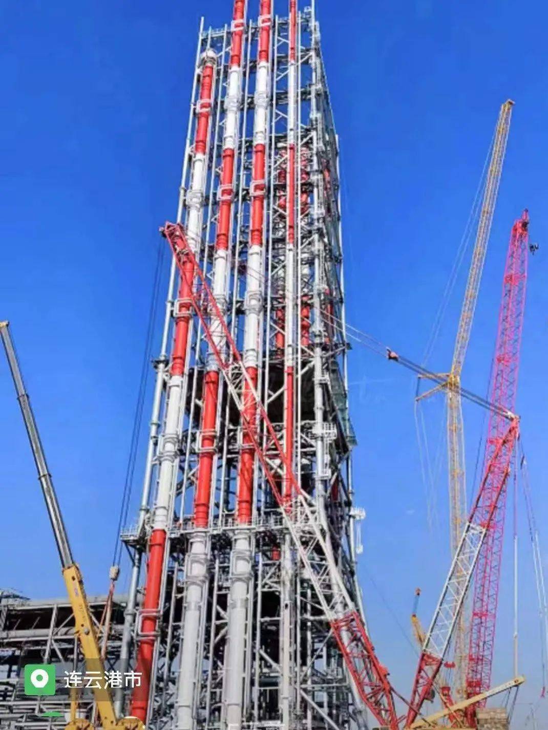 盛虹炼化145米高总重2200吨火炬塔架及8套火炬筒体全部安装就位