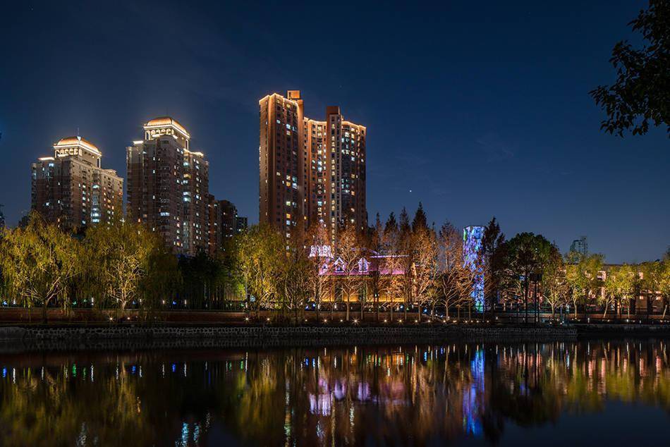 漫步河滨观赏“光影魔法”，上海静安段苏州河今天全线亮灯