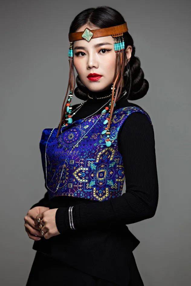 乌云塔娜蒙古族青年呼麦演唱家,马头琴演奏家.