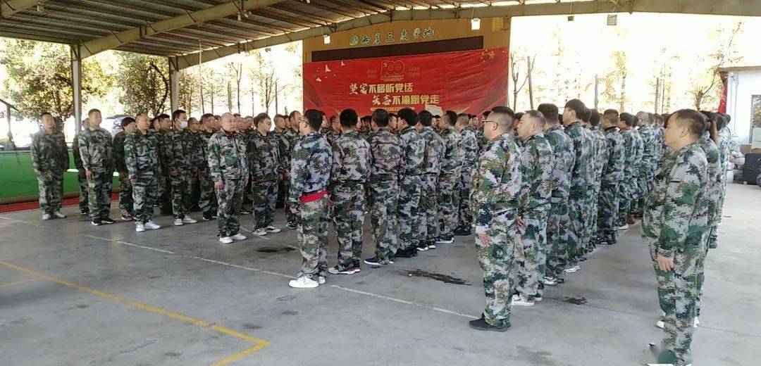 两岸三度营地承接企业团建成人拓展军事化军训魔训大型趣味运动会学生