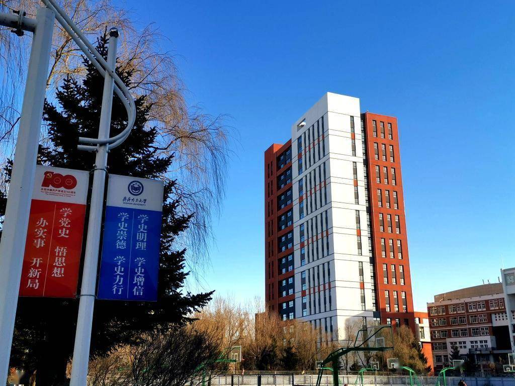 齐齐哈尔大学西区主楼图片