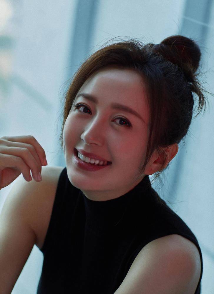 因为杨童舒从小身体不好,体弱多病,所以爸妈就把她送去学习舞蹈.