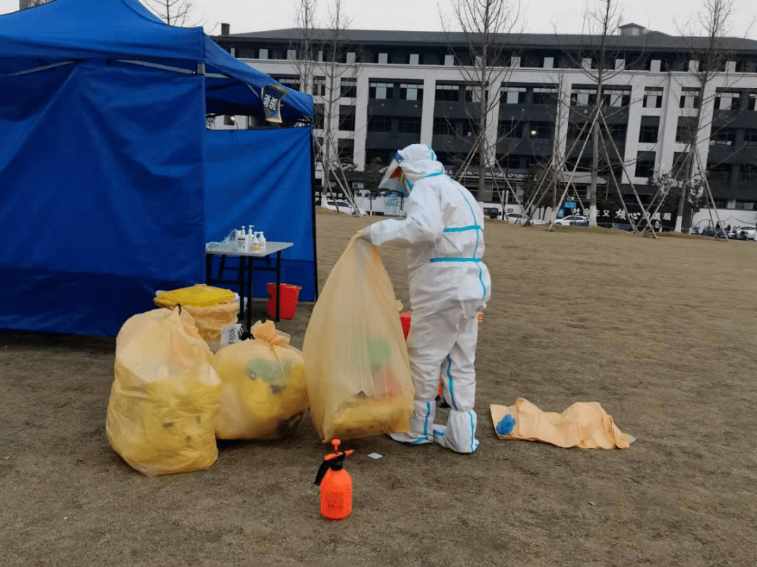 抗疫环卫人做实垃圾清运消杀