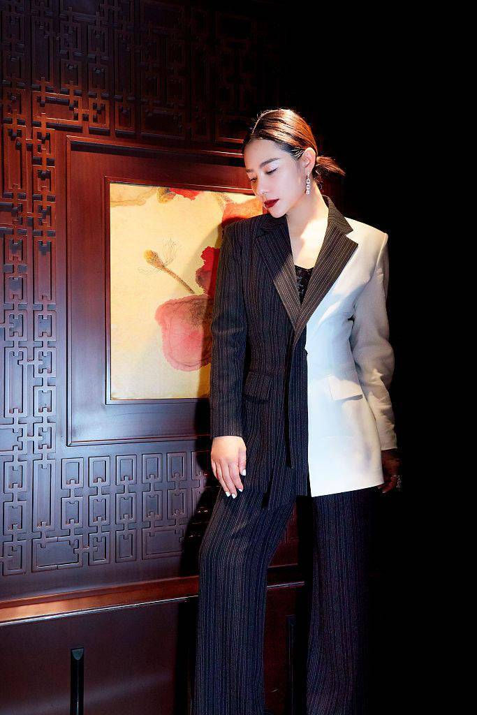 刘璇亮相搜狐时尚盛典 黑白拼接西装酷飒冷御_下颌_写真_造型