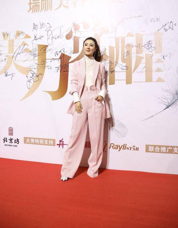 "薇娅气质不输明星,蕾丝搭配粉色西装,美出女王范儿_时尚_效果_透视