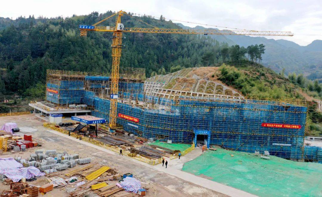 12月23日,在寿宁县平溪镇第五中学搬迁项目建设现场,工人正忙着模板