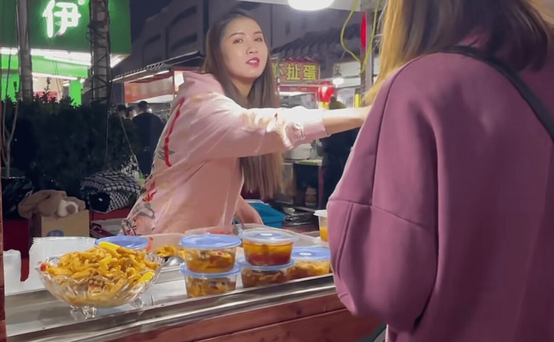 石家庄美女夜市上卖鸡爪,刚摆摊一个月净赚2万元,厉害了我的姐