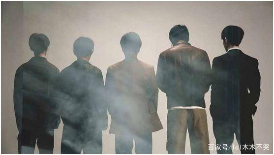 网友晒出ig全队帅气背影theshy霸道总载站姿引人注目