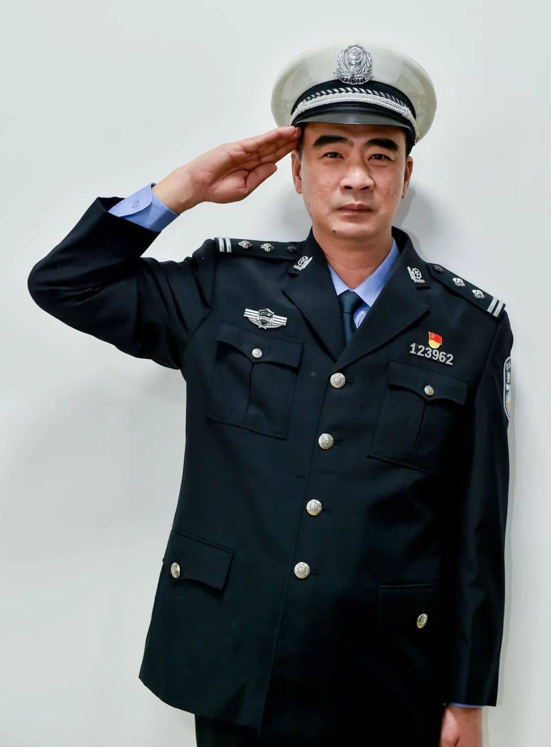 职务:中队长工作单位:丰顺县公安局交警大队城镇中队姓名:黄展丰根据