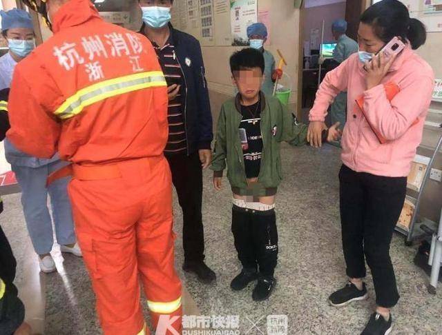 小男孩被衣服拉链卡住下体出动了消防员
