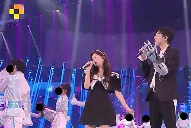 赵露思刘宇宁情歌对唱,并排站却尽显距离感,牵手遭机械臂阻挡_合唱_剧