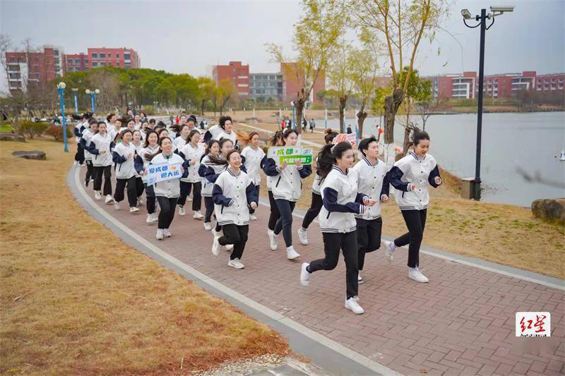 青春|成都大运会“青春领跑人”跑进上海：跑起来，更青春！