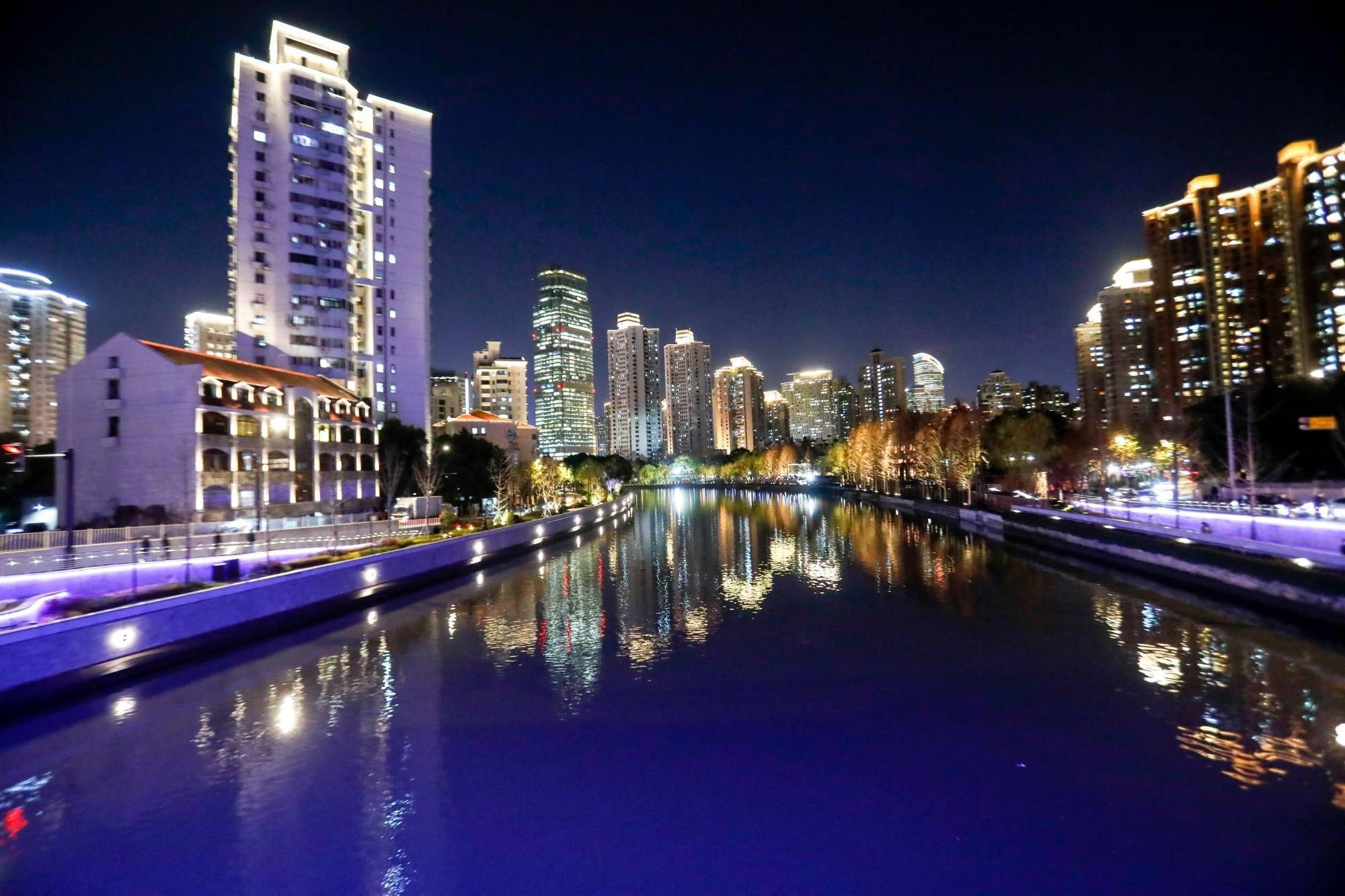 视频苏州河静安段夜景灯光全线亮灯打造色彩缤纷的光影世界