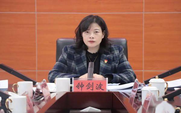 2021年南县人民政府第12次常务会议召开