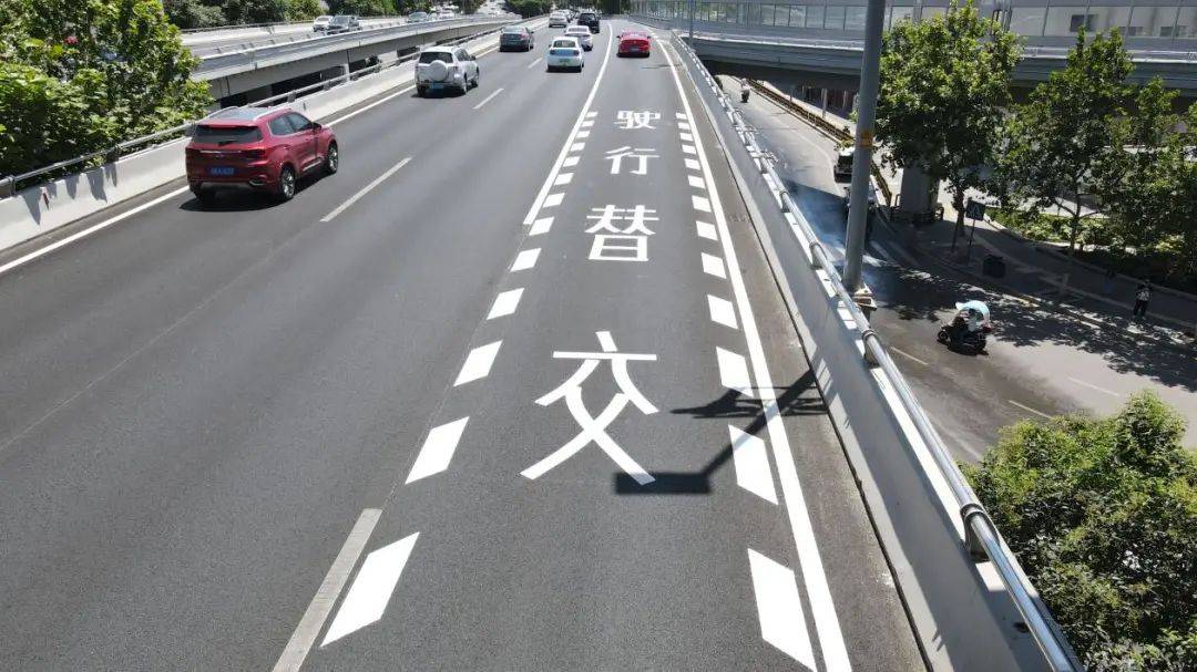 “拉链式通行”来了,以后并道靠冲是没用的!_搜狐汽车_搜狐网