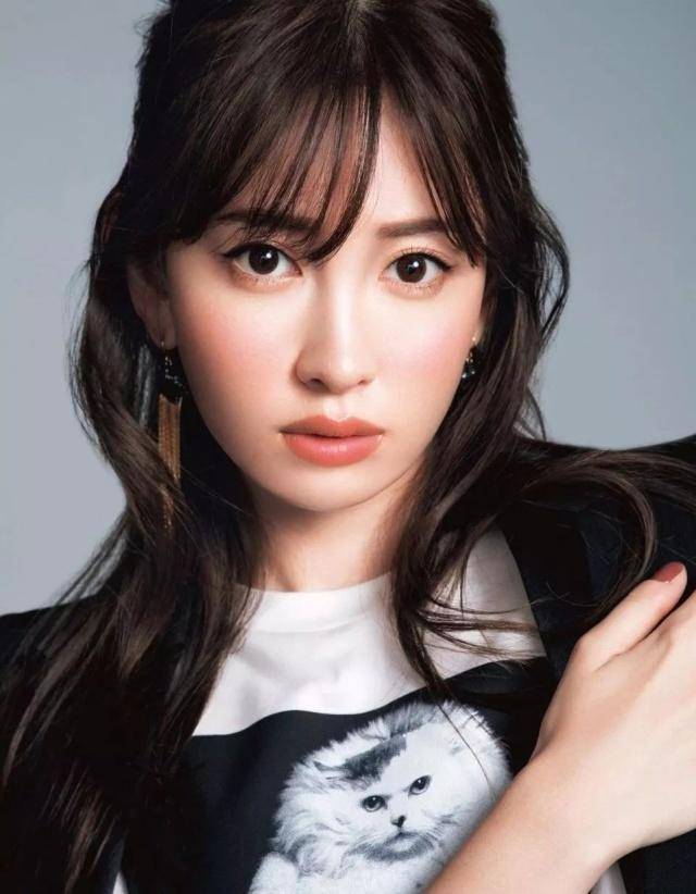 akb48前成员小嶋阳菜穿黑色一字领礼裙秀棉花糖身材好吸睛