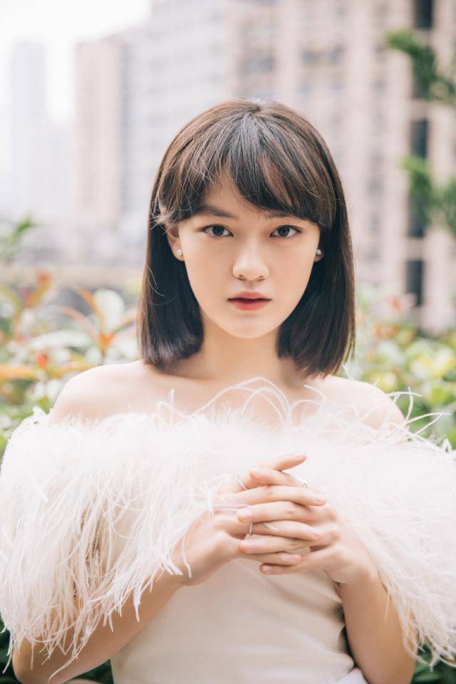 16岁文淇瘦出颜值巅峰穿白色羽毛一字肩礼服锁骨精致美呆了