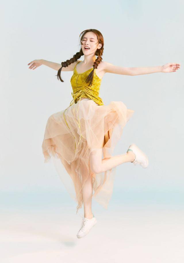 戴羽彤穿土黄色纱布拼接吊带性感又不会过分裸露这穿搭太心机