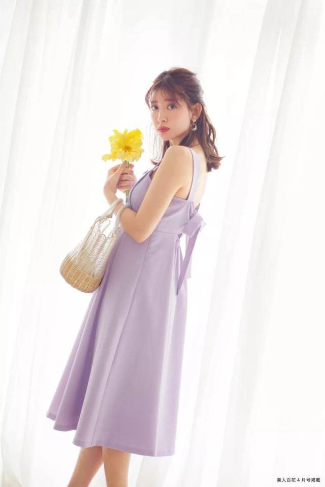 akb48前成员小嶋阳菜穿黑色一字领礼裙秀棉花糖身材好吸睛