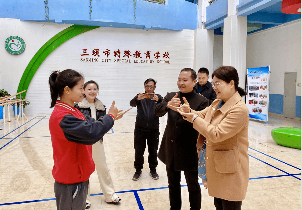 慰问组一行先后来到三明第十中学,三明市特殊教育学校和东安社区,看望
