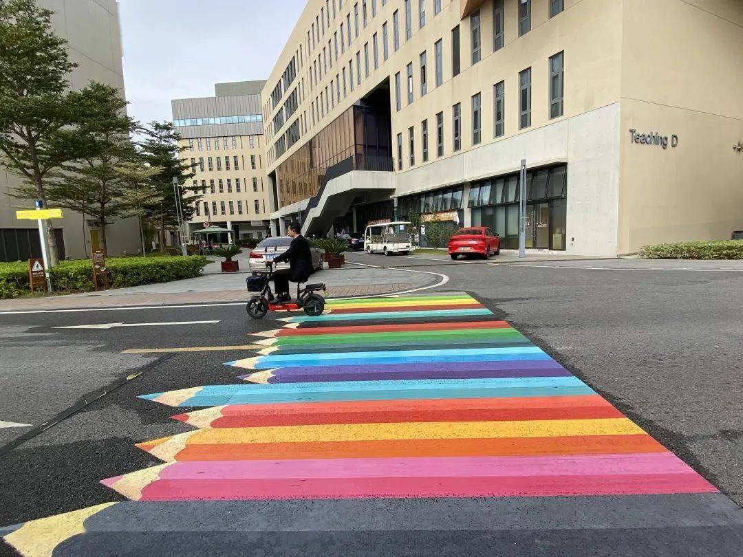 博文约礼美德美育校园斑马线和阶梯彩绘换新装
