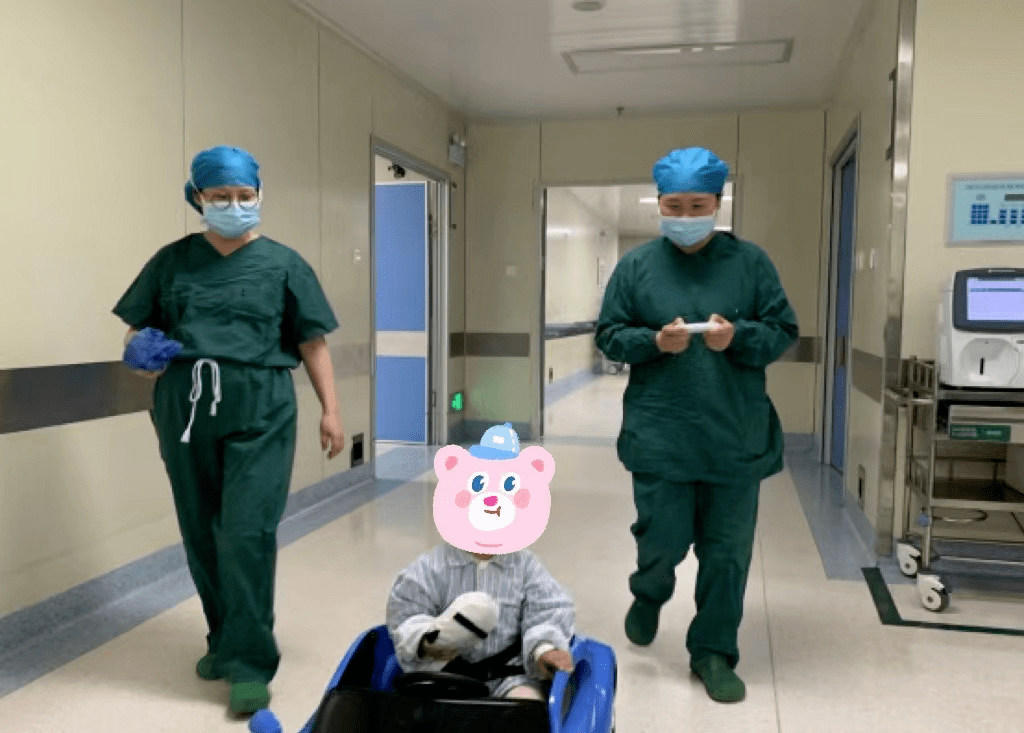 妙招|坐着“跑车”进手术室——市中心医院手术室缓解“小患者”术前恐惧有妙招