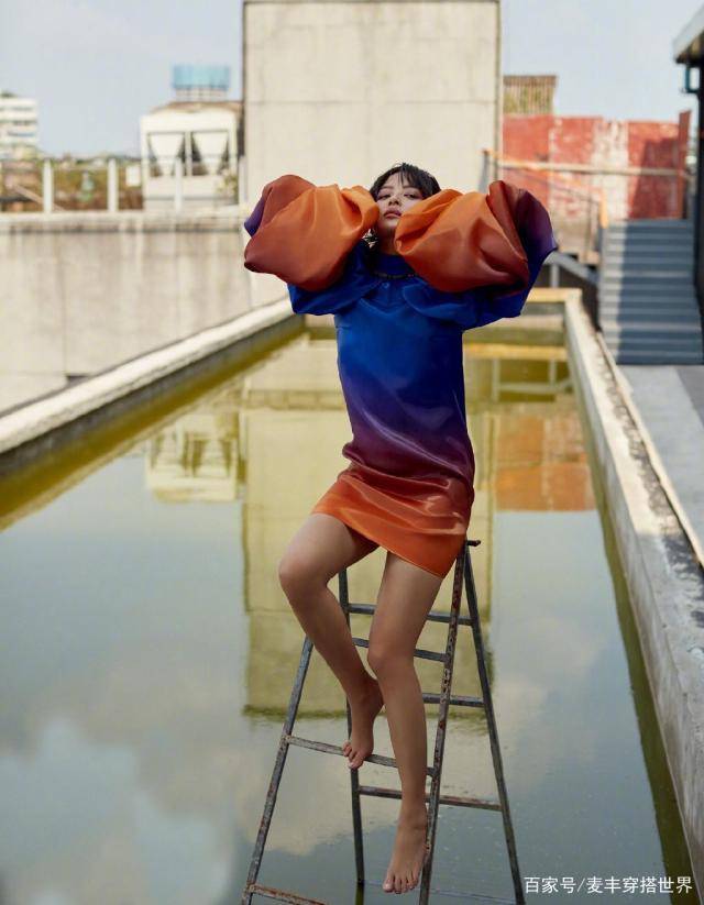 辛芷蕾写真照曝光,穿灯笼袖渐变色连衣裙,赤脚秀美腿吸睛十足_显得