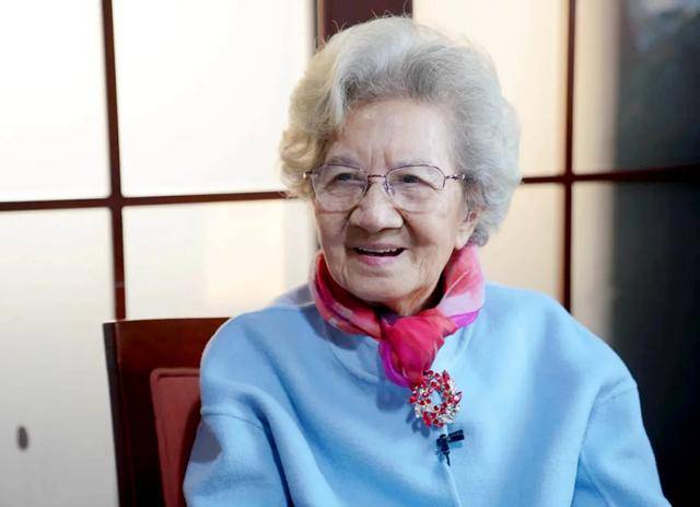 发文,介绍了老表演艺术家陈奇:"著名演员陈奇从事了一辈子艺术工作,92