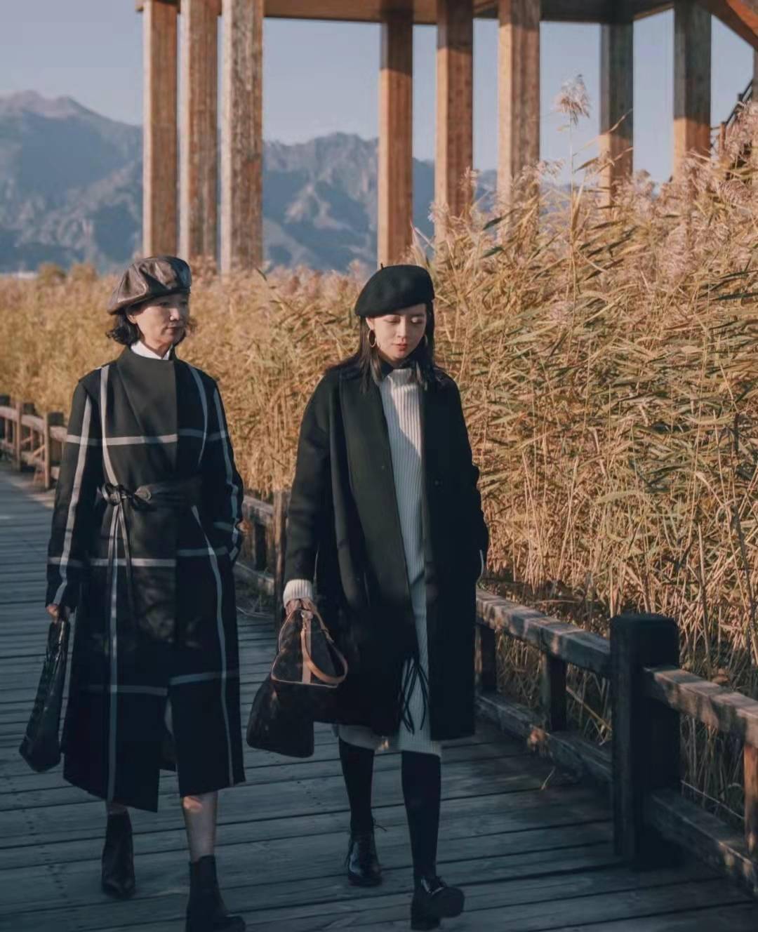 三木妈妈的穿搭"惊艳了时光",这个冬天照着穿,减龄还优雅