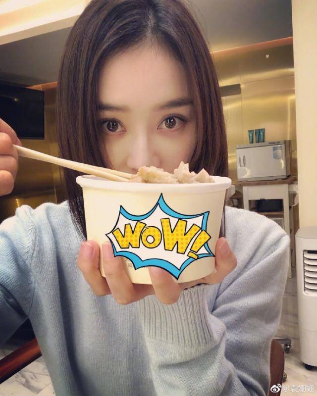 袁姗姗穿渐变色毛衣温婉可人 尝试公主切发型精致又时髦_笑容_自拍