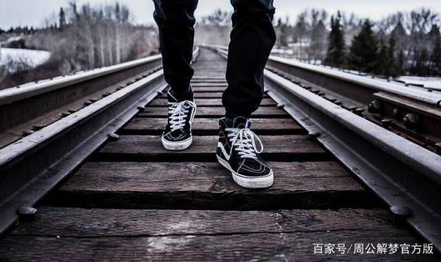 梦见免费送鞋给自己，解梦高手的深层解读