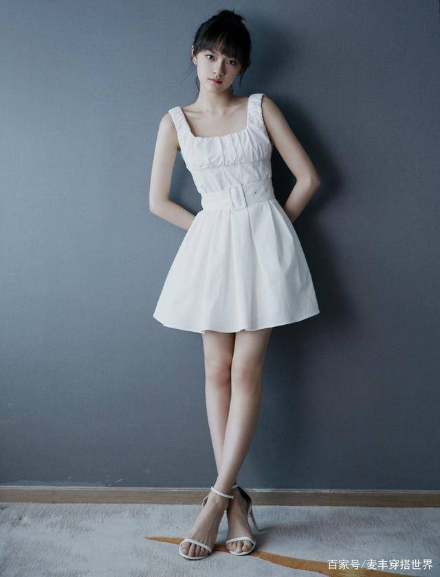 她是新生代四小花旦之一,白色吊带裙出席活动,这才是少女的模样_文淇