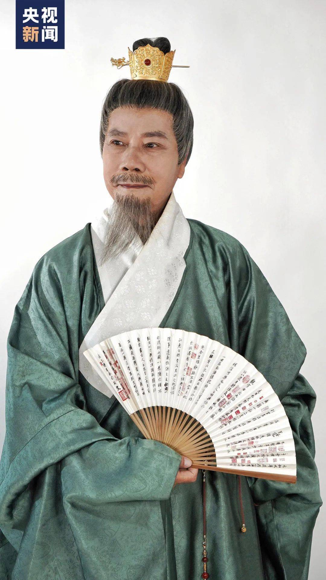 气场拉满75岁爷爷穿汉服游故宫原来曾做这项工作