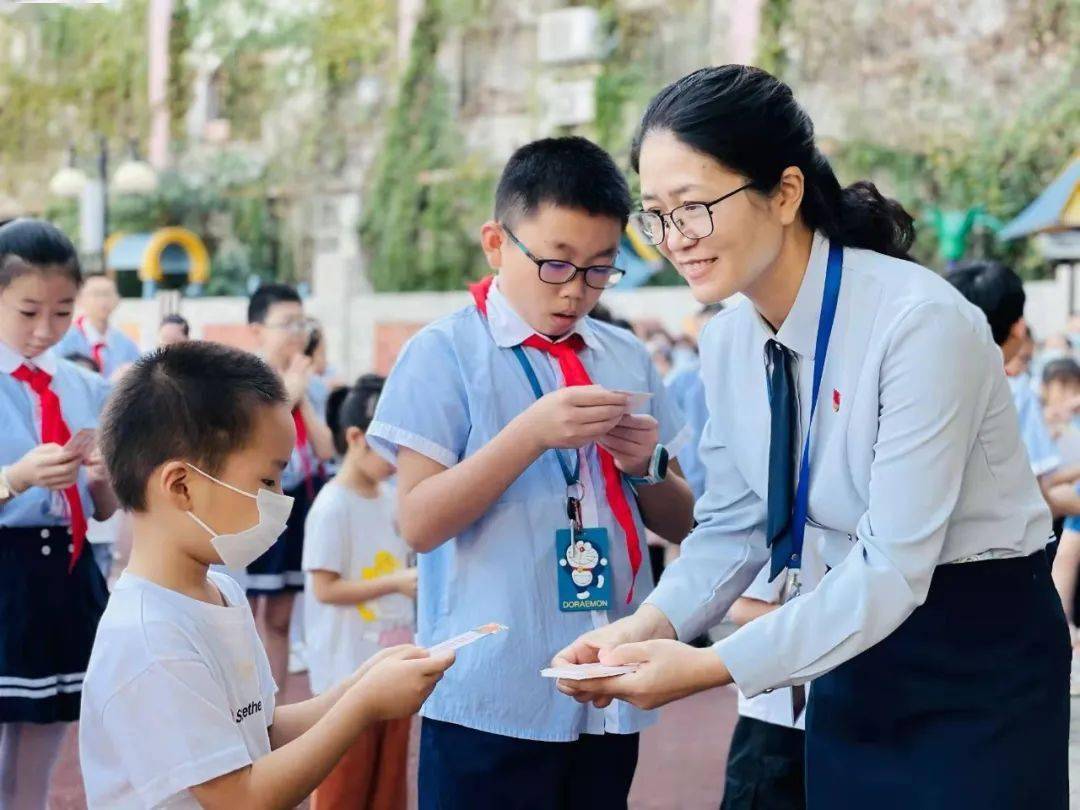 人物小檔案:方莉,實驗小學黨總支副書記,校長,全國模範教師,湖北省