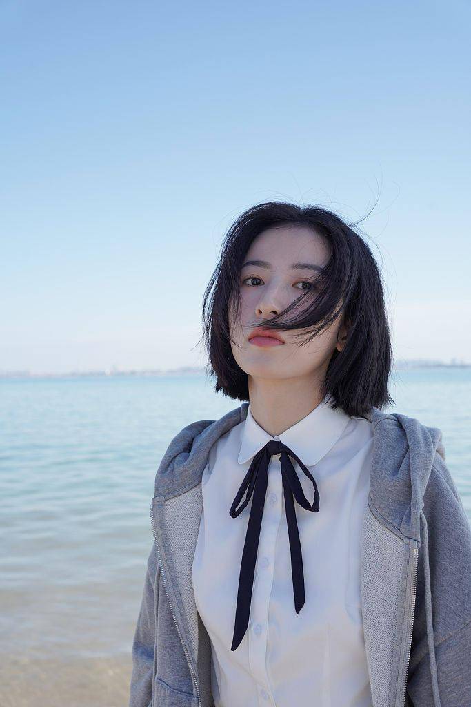 周雨彤《我是真的讨厌异地恋》曝花絮 校服黑裙两套造型轻松驾驭