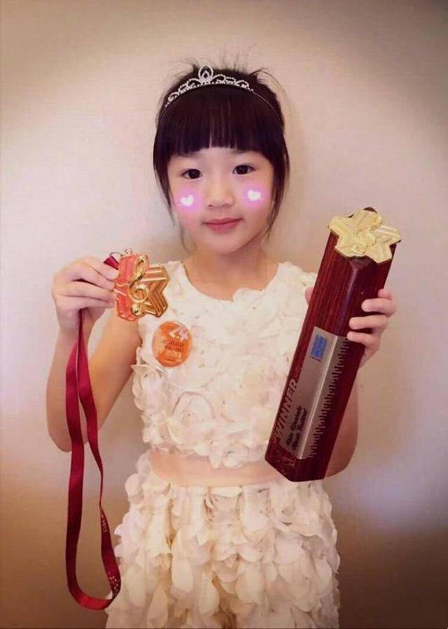 吴尊晒8岁女儿芭蕾舞获奖,分享neinei练舞照,感到十分骄傲_穿着_舞蹈