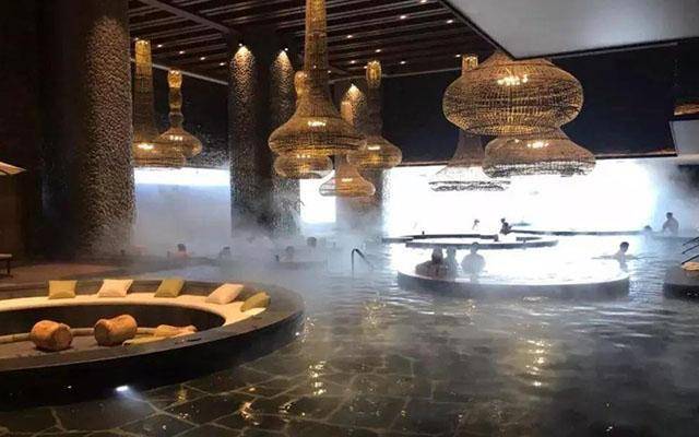 东北洗浴中心遍地都是一群人带金链子泡澡这些人真有钱