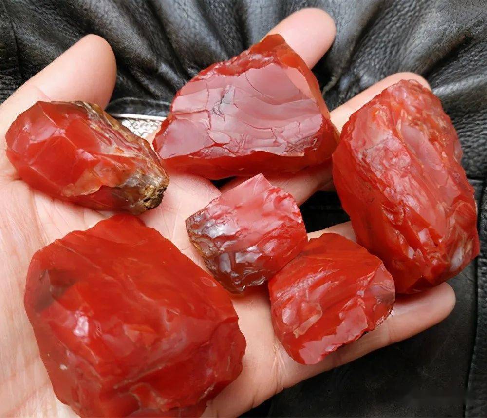 关于石英岩质玉与和田玉恰恰相反,它们的山料在胶质感,玉化程度上往往