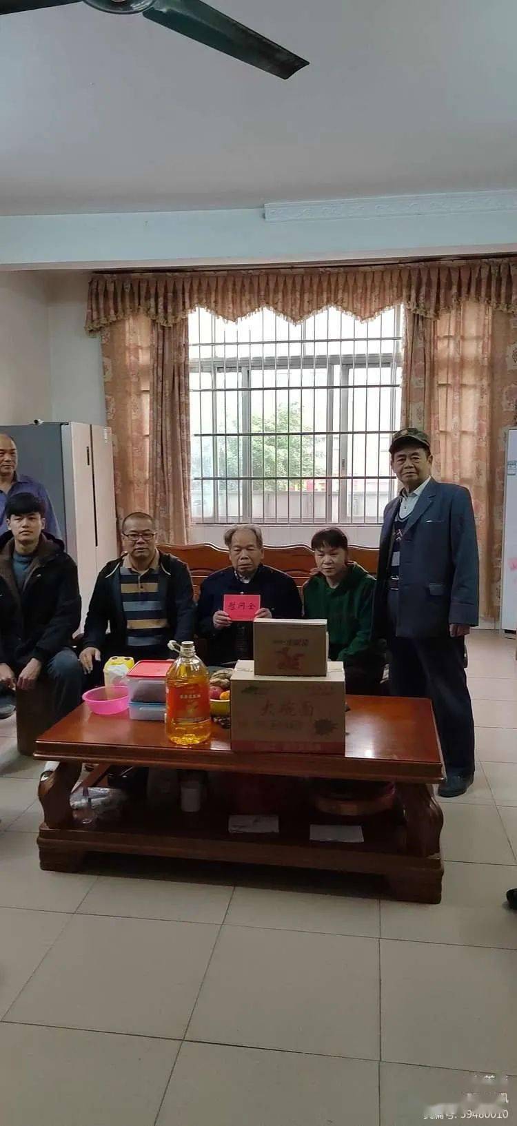 慰问老会长老寿星邓有炎(石头镇大良村)慰问活动出发前慰问组成员合影